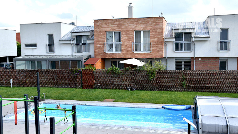 2i byt kompletne zariadený, terasa, pochôdzny šatník, pivnica, garáž, spoločný bazén, Hradská