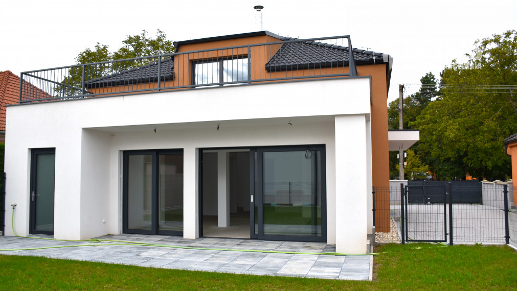 Skolaudovaná novostavba moderného domu, záhrada, terasa, Jarovce
