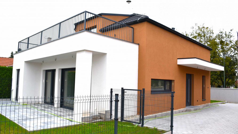 Skolaudovaná novostavba moderného domu, záhrada, terasa, Jarovce