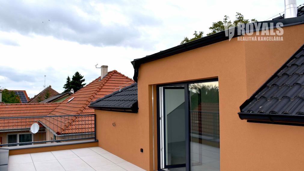 Skolaudovaná novostavba moderného domu, záhrada, terasa, Jarovce