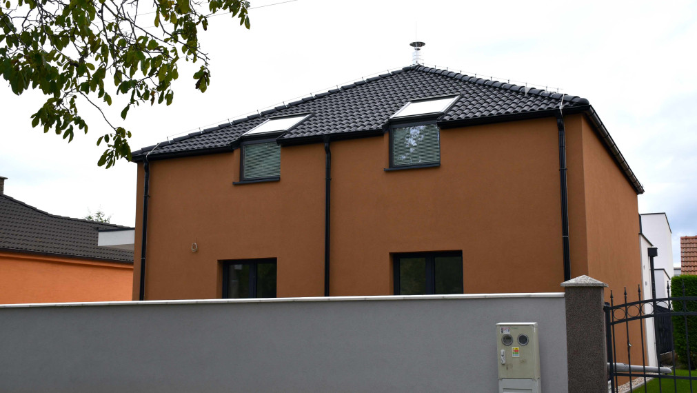 Skolaudovaná novostavba moderného domu, záhrada, terasa, Jarovce
