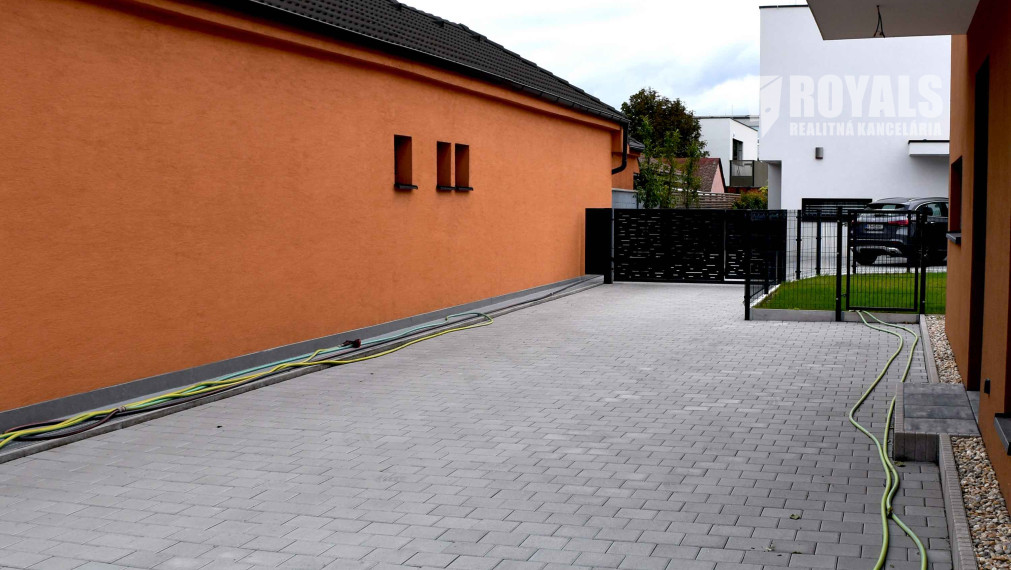 Skolaudovaná novostavba moderného domu, záhrada, terasa, Jarovce