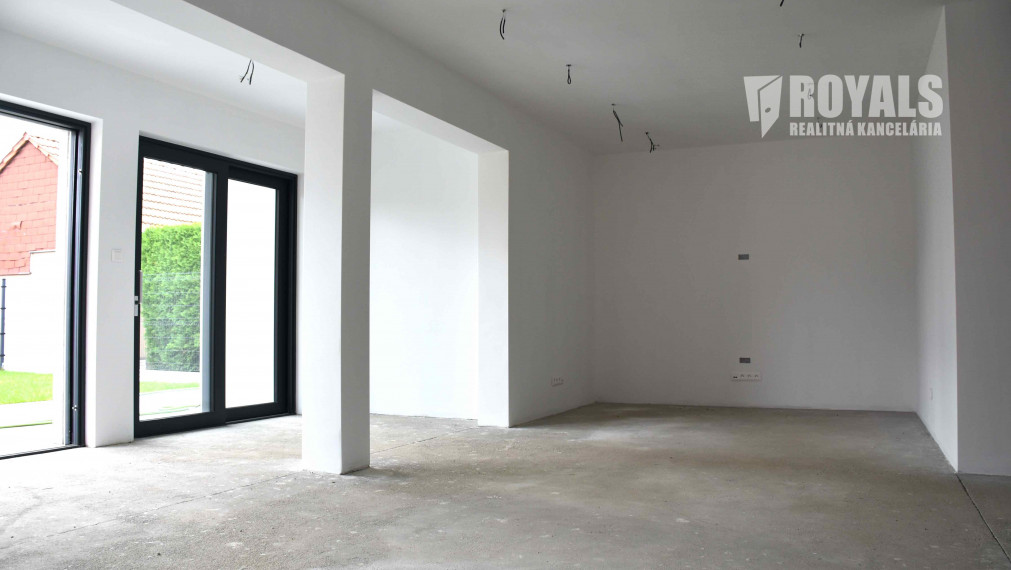 Skolaudovaná novostavba moderného domu, záhrada, terasa, Jarovce