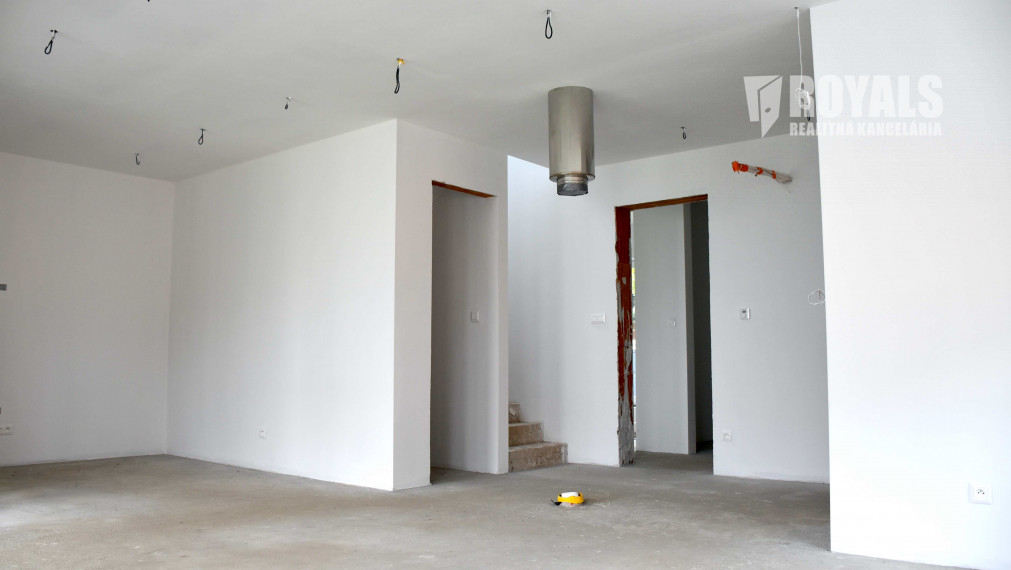 Skolaudovaná novostavba moderného domu, záhrada, terasa, Jarovce