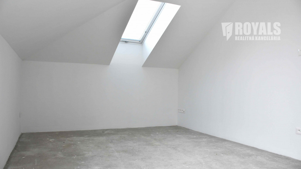 Skolaudovaná novostavba moderného domu, záhrada, terasa, Jarovce