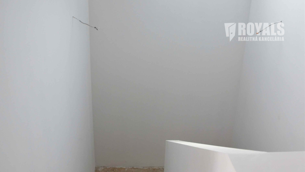 Skolaudovaná novostavba moderného domu, záhrada, terasa, Jarovce