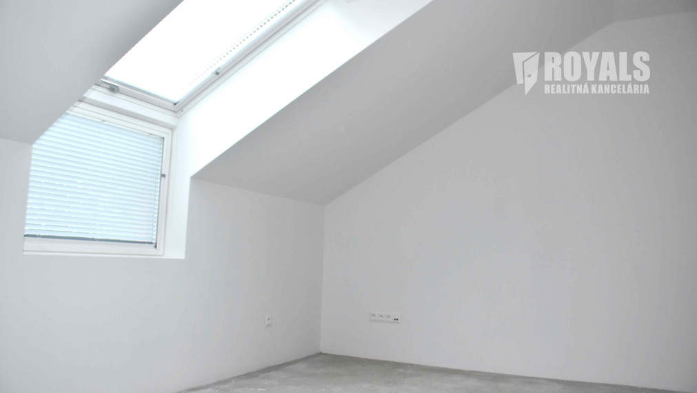 Skolaudovaná novostavba moderného domu, záhrada, terasa, Jarovce