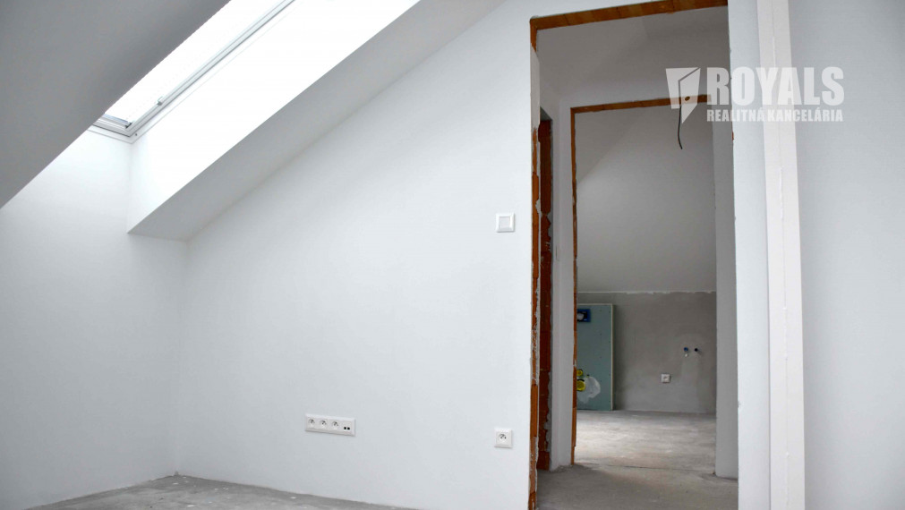 Skolaudovaná novostavba moderného domu, záhrada, terasa, Jarovce