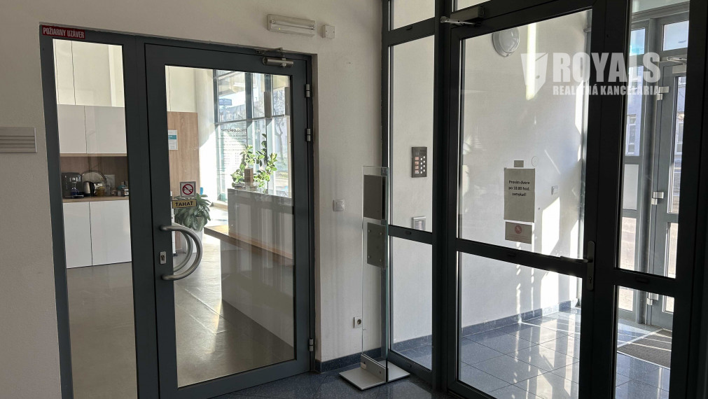 Presklený obchodný priestor na prenájom, Račianska, parkovanie