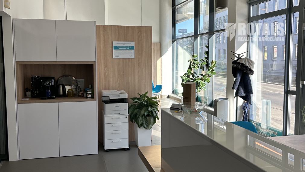 Presklený obchodný priestor na prenájom, Račianska, parkovanie