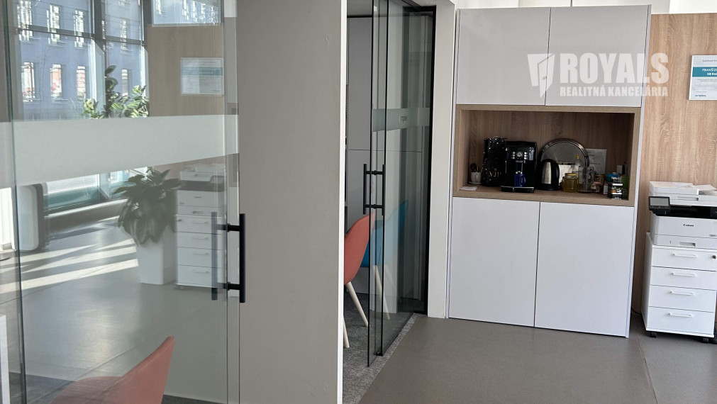 Presklený obchodný priestor na prenájom, Račianska, parkovanie