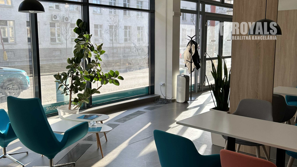 Presklený obchodný priestor na prenájom, Račianska, parkovanie