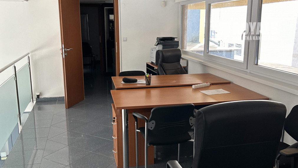 Presklený obchodný priestor na prenájom, Račianska, parkovanie