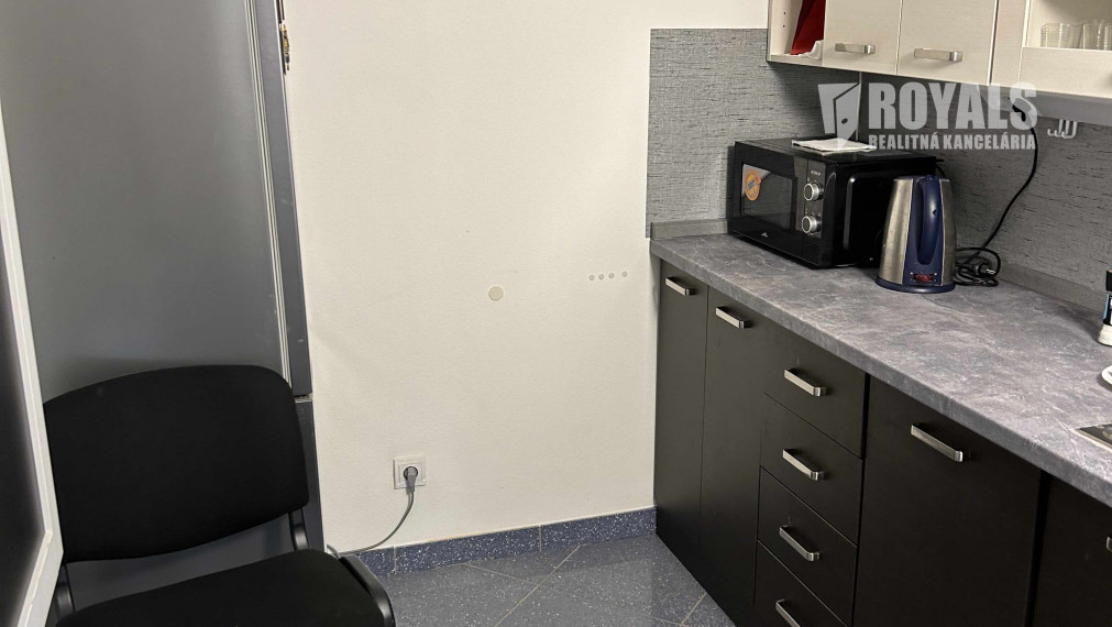 Presklený obchodný priestor na prenájom, Račianska, parkovanie