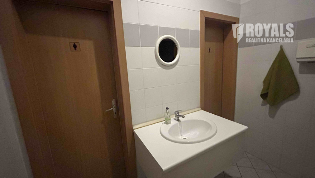 Dva prepojené nebytové priestory s recepciou/čakárňou na prenájom, Bazová ulica