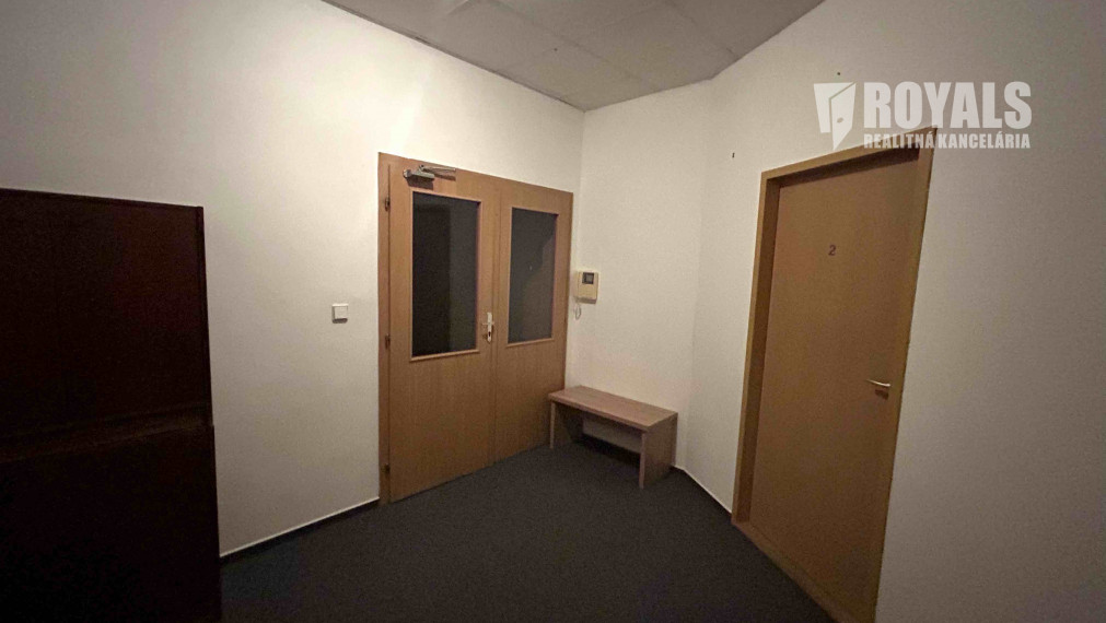 Dva prepojené nebytové priestory s recepciou/čakárňou na prenájom, Bazová ulica