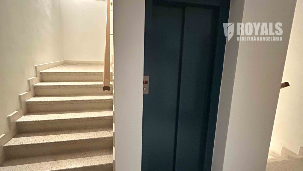 Dva prepojené nebytové priestory s recepciou/čakárňou na prenájom, Bazová ulica