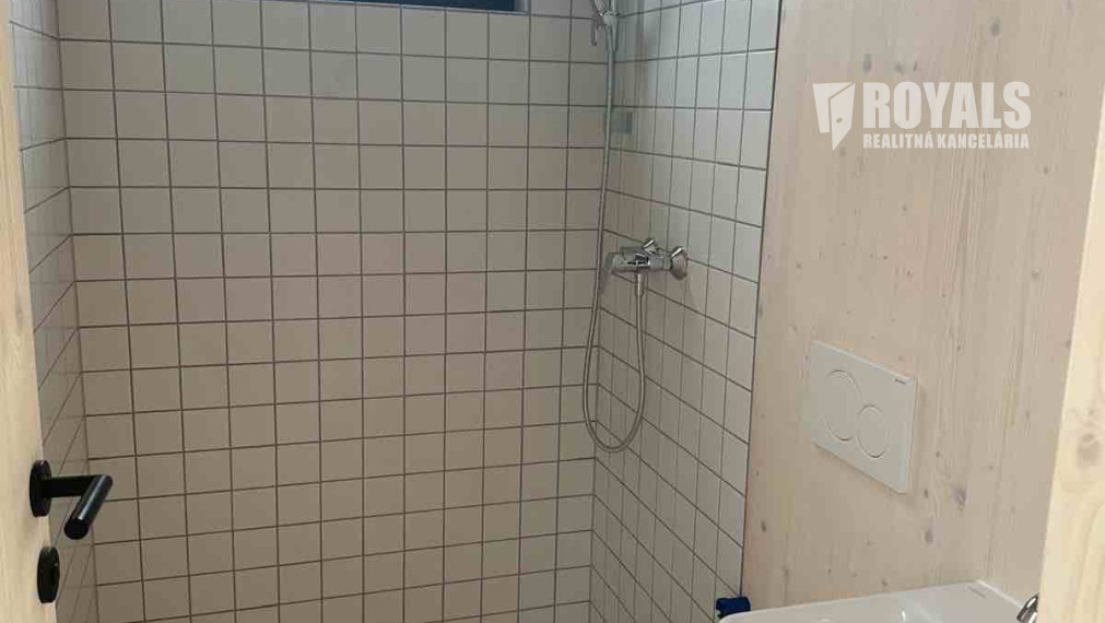 Rodinný dom prepojený s ateliérom, investícia, bývanie a podnikanie pod jednou strechou, Rusovce