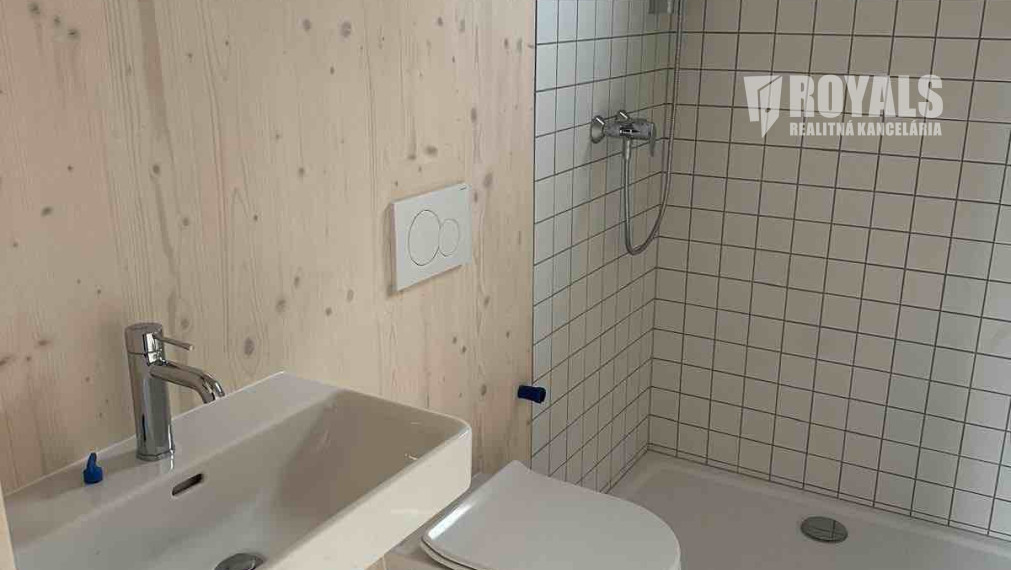 Rodinný dom prepojený s ateliérom, investícia, bývanie a podnikanie pod jednou strechou, Rusovce