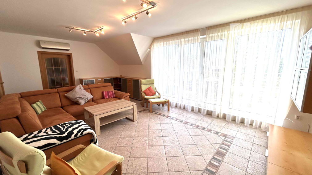 Kompletne vybavený, klimatizovaný 4i mezonet, loggia, terasa, garáž pre 2 autá, parkovacie miesto, BA IV