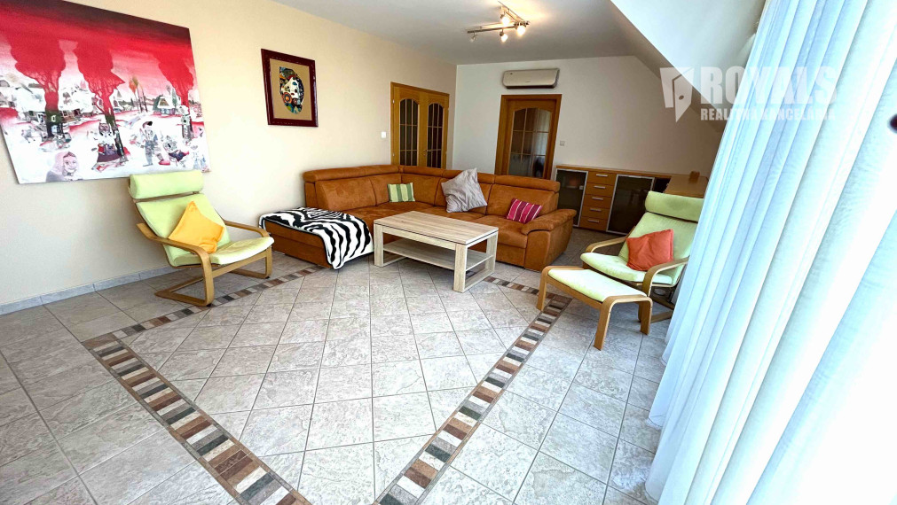 Kompletne vybavený, klimatizovaný 4i mezonet, loggia, terasa, garáž pre 2 autá, parkovacie miesto, BA IV