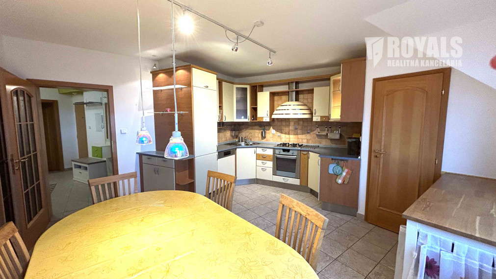 Kompletne vybavený, klimatizovaný 4i mezonet, loggia, terasa, garáž pre 2 autá, parkovacie miesto, BA IV