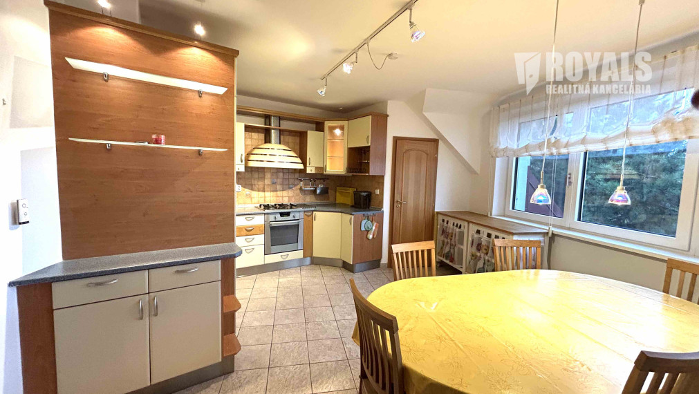 Kompletne vybavený, klimatizovaný 4i mezonet, loggia, terasa, garáž pre 2 autá, parkovacie miesto, BA IV