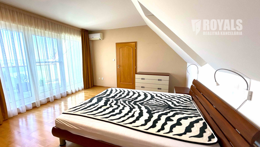 Kompletne vybavený, klimatizovaný 4i mezonet, loggia, terasa, garáž pre 2 autá, parkovacie miesto, BA IV