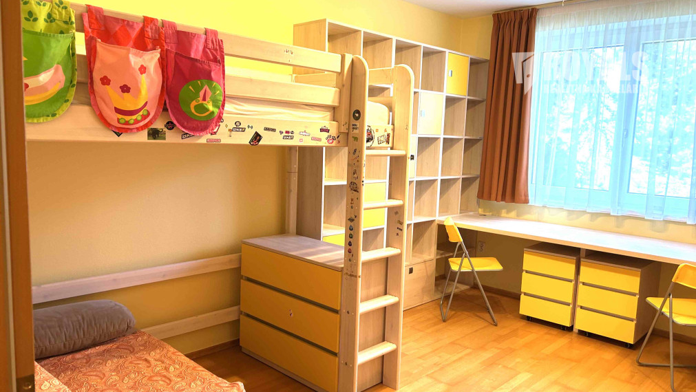 Kompletne vybavený, klimatizovaný 4i mezonet, loggia, terasa, garáž pre 2 autá, parkovacie miesto, BA IV