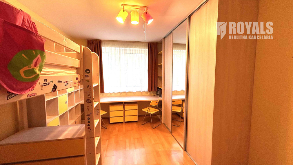 Kompletne vybavený, klimatizovaný 4i mezonet, loggia, terasa, garáž pre 2 autá, parkovacie miesto, BA IV