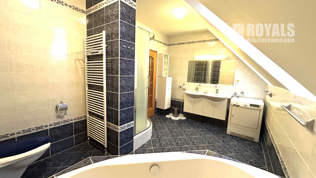 Kompletne vybavený, klimatizovaný 4i mezonet, loggia, terasa, garáž pre 2 autá, parkovacie miesto, BA IV