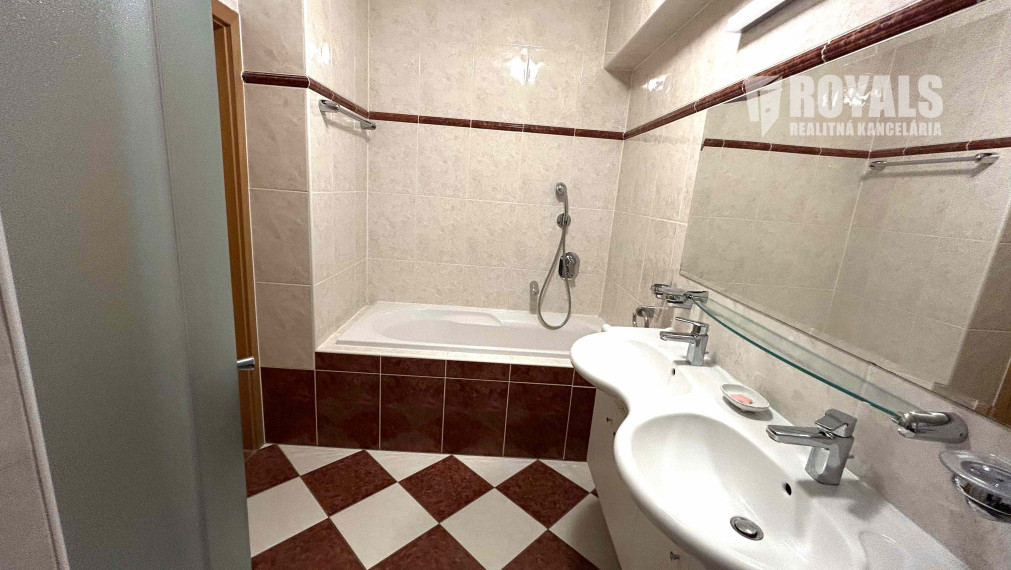 Kompletne vybavený, klimatizovaný 4i mezonet, loggia, terasa, garáž pre 2 autá, parkovacie miesto, BA IV