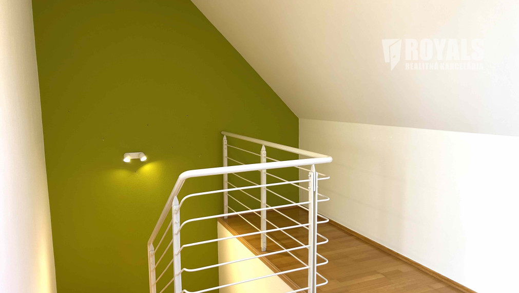 Kompletne vybavený, klimatizovaný 4i mezonet, loggia, terasa, garáž pre 2 autá, parkovacie miesto, BA IV