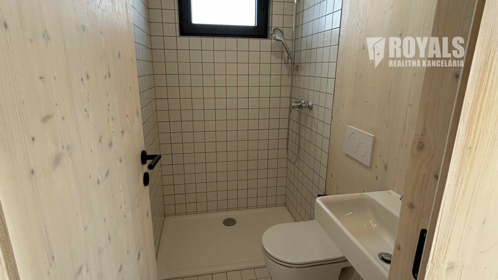 Rodinný dom prepojený s ateliérom, investícia, bývanie a podnikanie pod jednou strechou, Rusovce