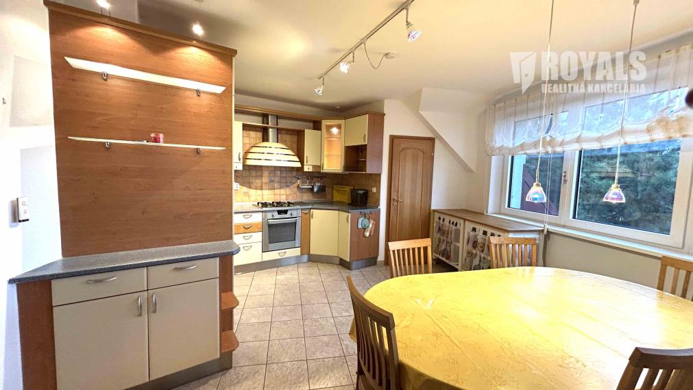 Kompletne vybavený, klimatizovaný 4i mezonet, loggia, terasa, garáž pre 2 autá, parkovacie miesto, BA IV