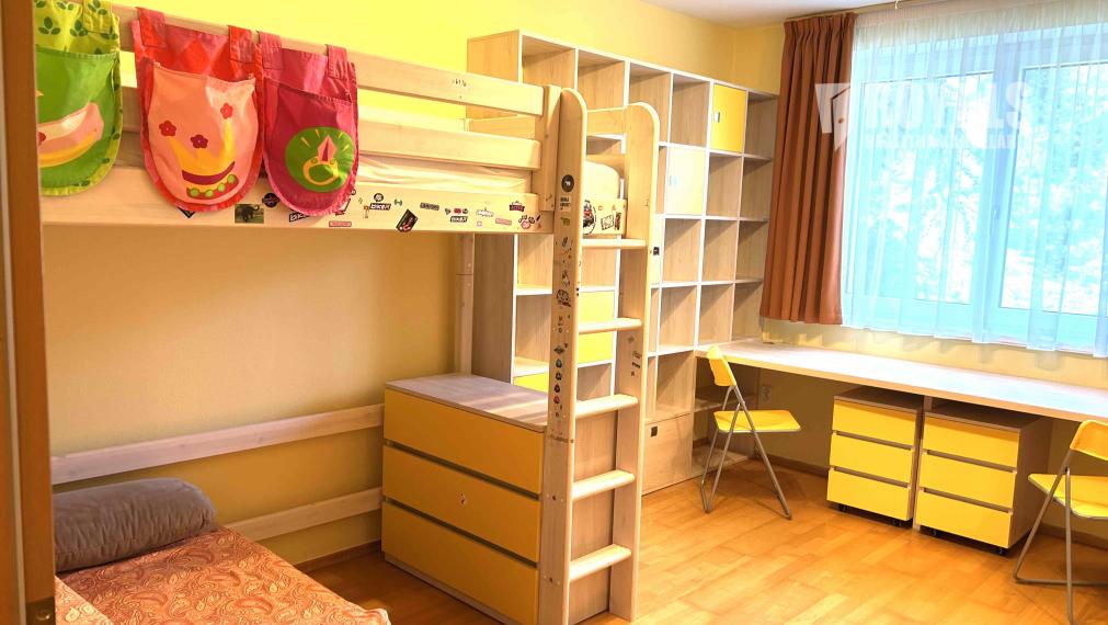 Kompletne vybavený, klimatizovaný 4i mezonet, loggia, terasa, garáž pre 2 autá, parkovacie miesto, BA IV