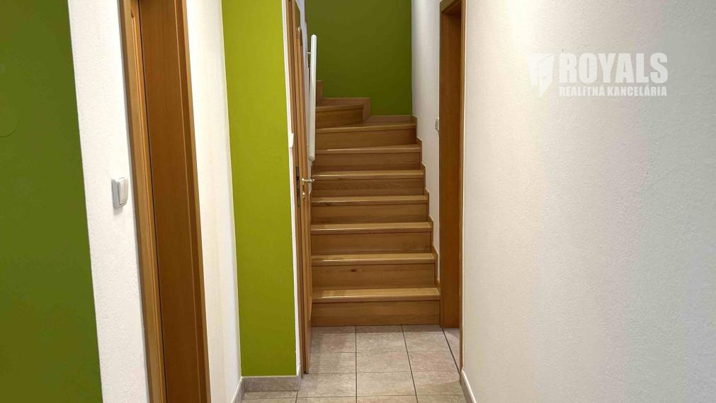 Kompletne vybavený, klimatizovaný 4i mezonet, loggia, terasa, garáž pre 2 autá, parkovacie miesto, BA IV