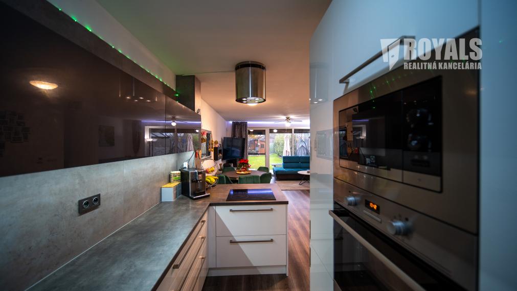 Moderný 4-izbový dom s výhľadom na zeleň