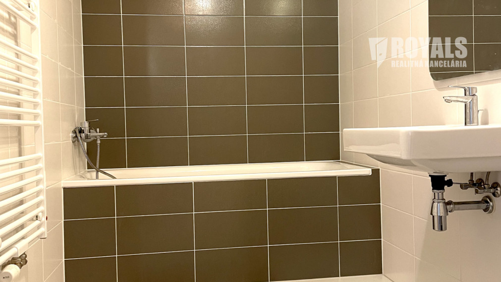 Kompletne vybavený 3i byt, balkón, 2 garážové státia