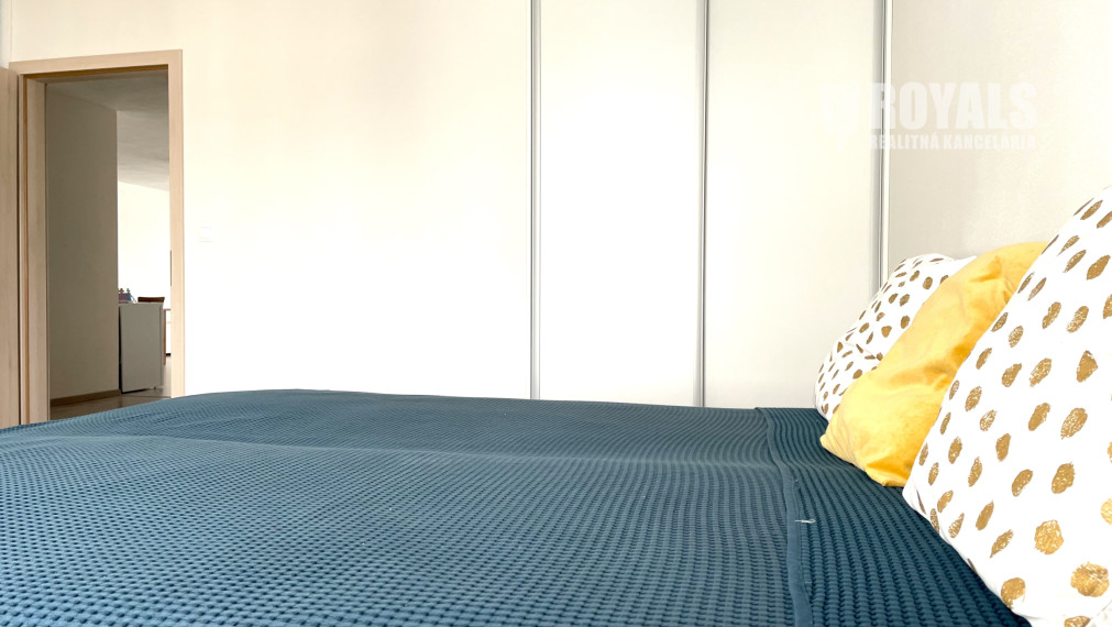 Kompletne vybavený 3i byt, balkón, 2 garážové státia