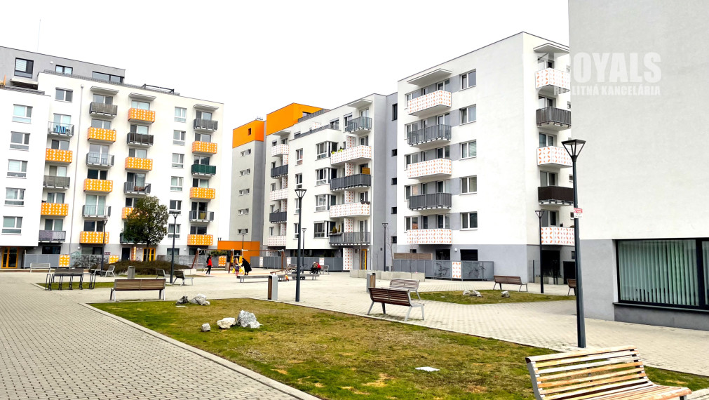 Kompletne vybavený 3i byt, balkón, 2 garážové státia