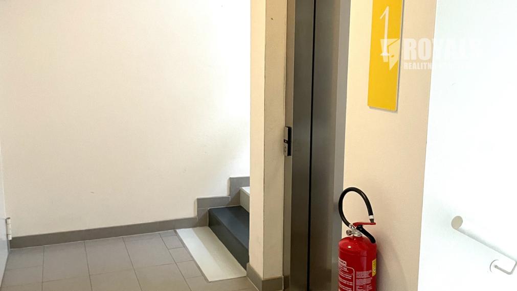 Kompletne vybavený 3i byt, balkón, 2 garážové státia