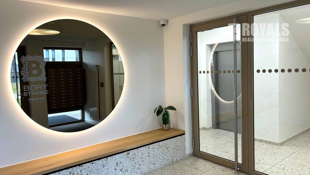 Kompletne zariadený nový 2i byt v susedstve nemocnice Bory, loggia, parkovacie miesto, Jána Langoša