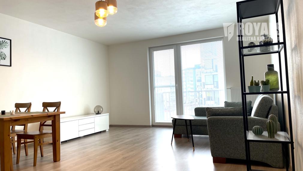 Kompletne vybavený 3i byt, balkón, 2 garážové státia