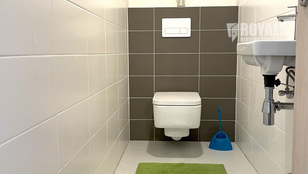 Kompletne vybavený 3i byt, balkón, 2 garážové státia