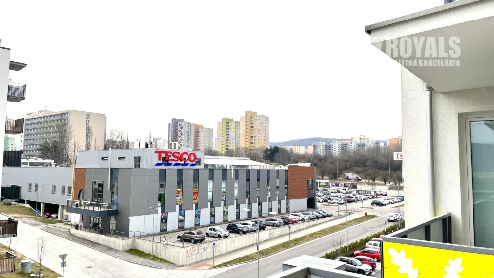 Kompletne vybavený 3i byt, balkón, 2 garážové státia