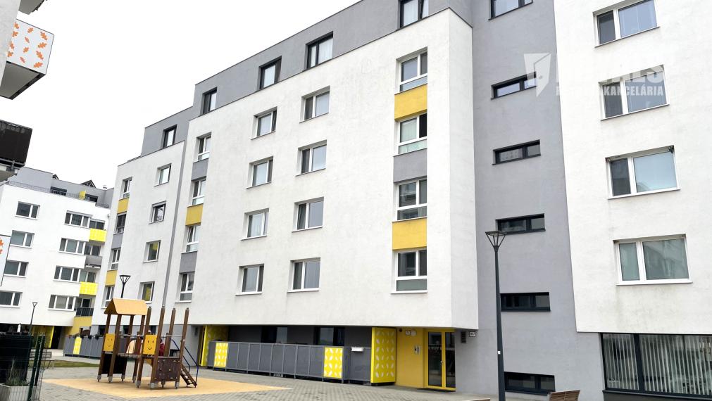 Kompletne vybavený 3i byt, balkón, 2 garážové státia