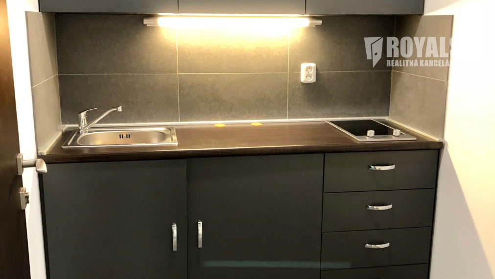 Kancelárke priestory s vlastným parkingom v susedstve Bratislavského letiska