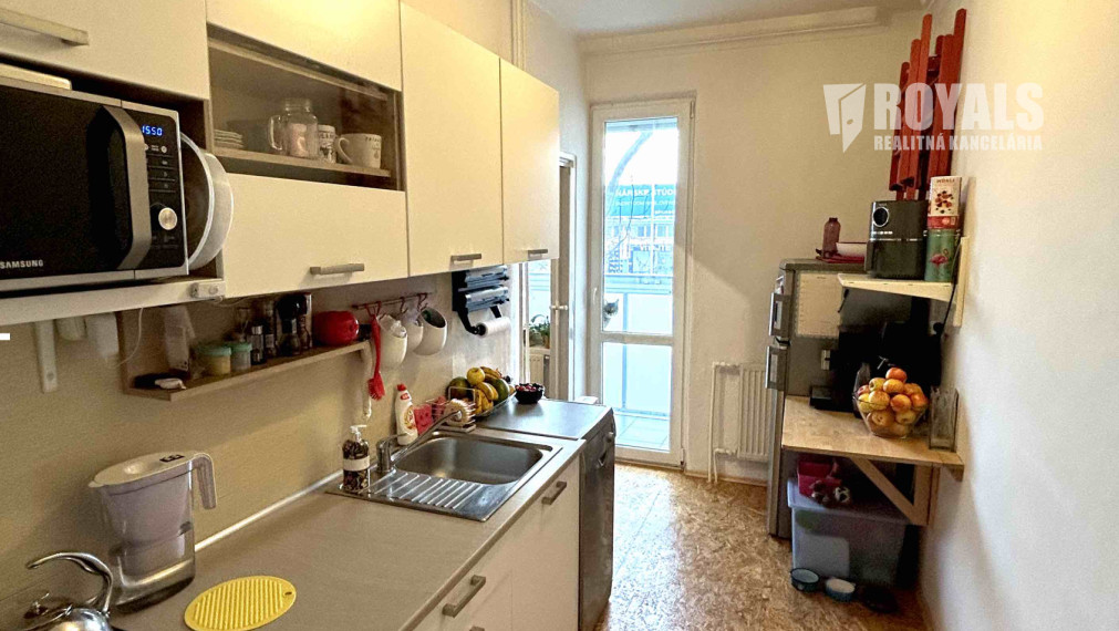 Kompletne zariadený 1,5i byt s veľkým potenciálom, loggia po celej šírke bytu, pivnica, Ružinov