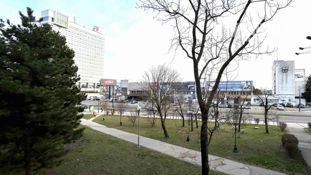 Kompletne zariadený 1,5i byt s veľkým potenciálom, loggia po celej šírke bytu, pivnica, Ružinov